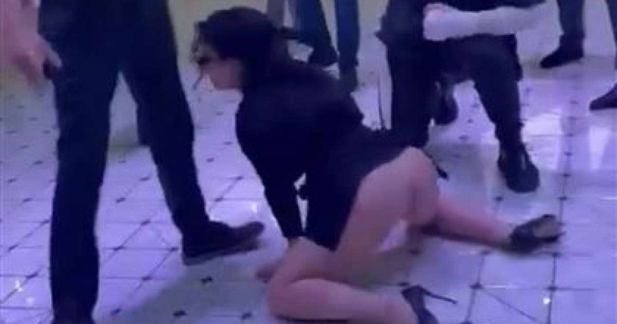 «Іш киімі жоқ»: Жаңа жылдық кеште артын жалаңаштап билеген қыз масқара болды (ВИДЕО)