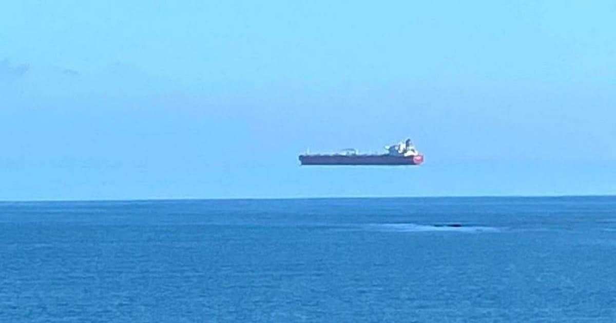 Аспанда "жүзген" кеме суретке түсіп қалды