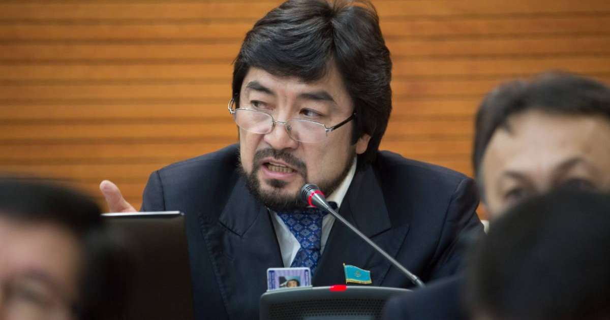 Экс-депутат журналистке қол көтерді (ВИДЕО)