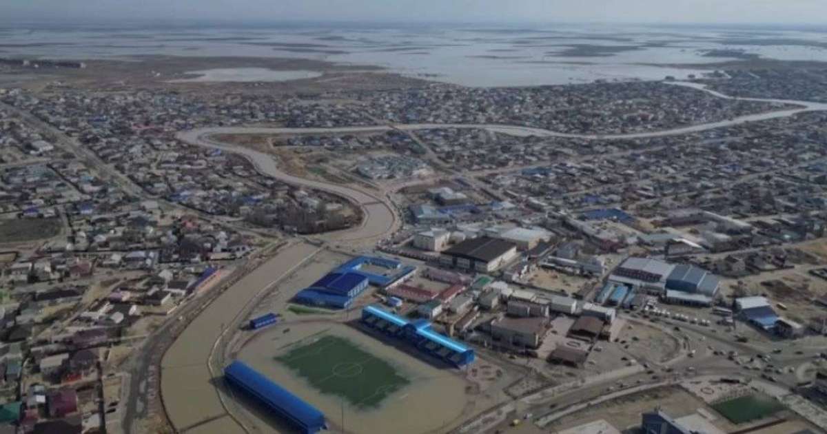 «Базарды су алып кетті, үш-төрт күн ұйықтамай жүргендер бар»: Құлсарыда да су тасып жатыр