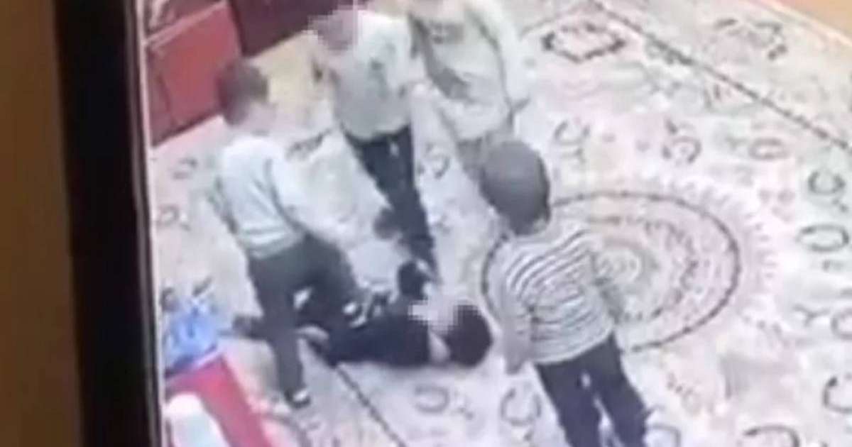 Бүлдіршінді жабыла тепкілеген балалардың видеосы жұртты шошытты (ВИДЕО)