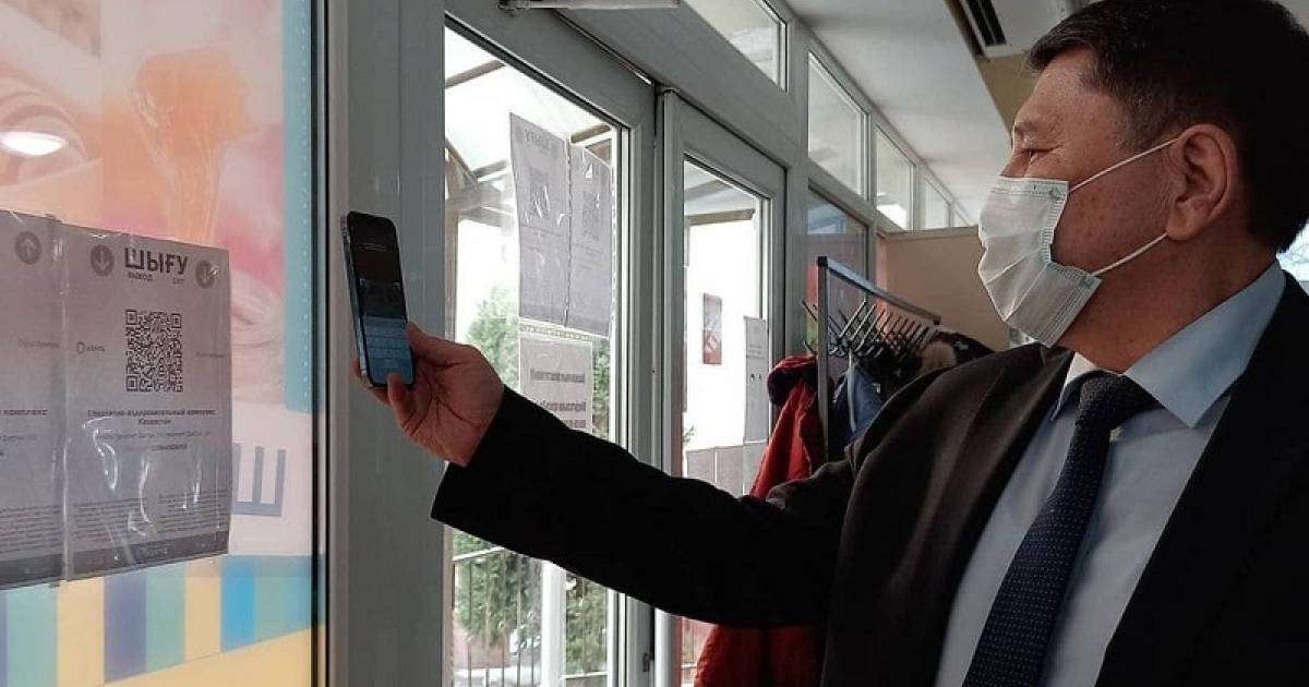 iPhone 12 ұстап тұрған Жандарбек Бекшин желіде қызу талқыға түсті