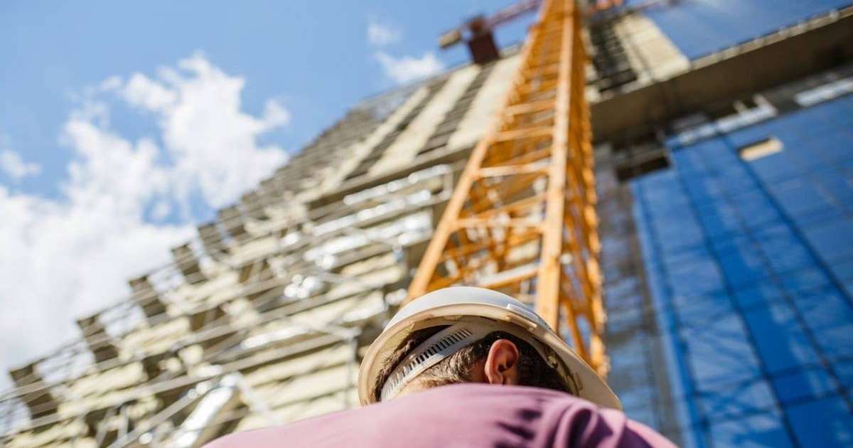 Ер адам он екінші қабаттан құлаған 2 жасар қызды қағып алды (видео)