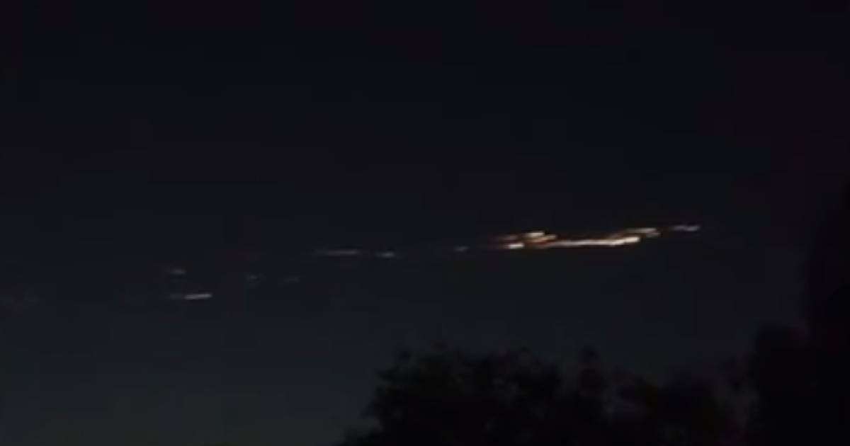 Астана аспанында белгісіз жарық шоғырлары байқалды, куәгерлер видеоға түсіріп үлгерген