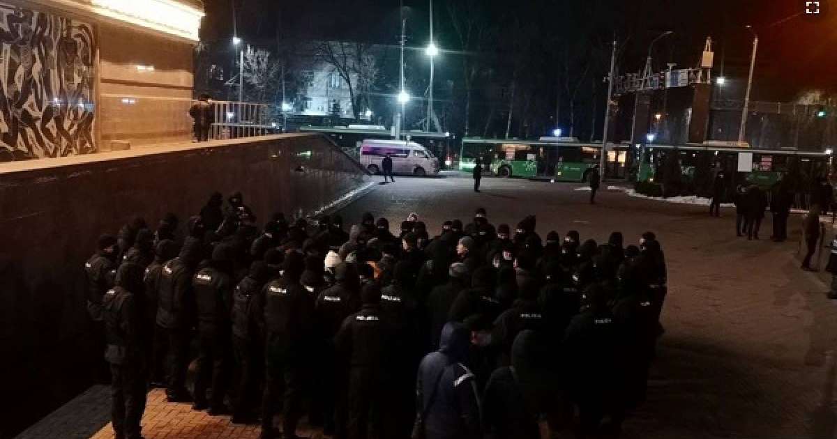 Алматыда полиция құрсауында тұрған белсенділерді босатты. "Кеттлинг" 10,5 сағатқа созылды (видео)