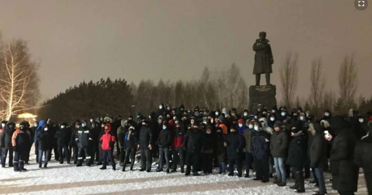 "Жалақыны 800 мыңға дейін өсірсін". Нұр-Сұлтанда краншылар билікке талап қойды