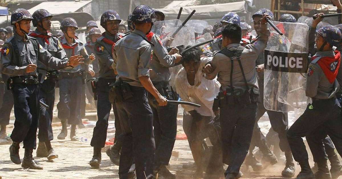 Мьянма полициясы шеруге шыққан оннан астам адамды атып өлтірді