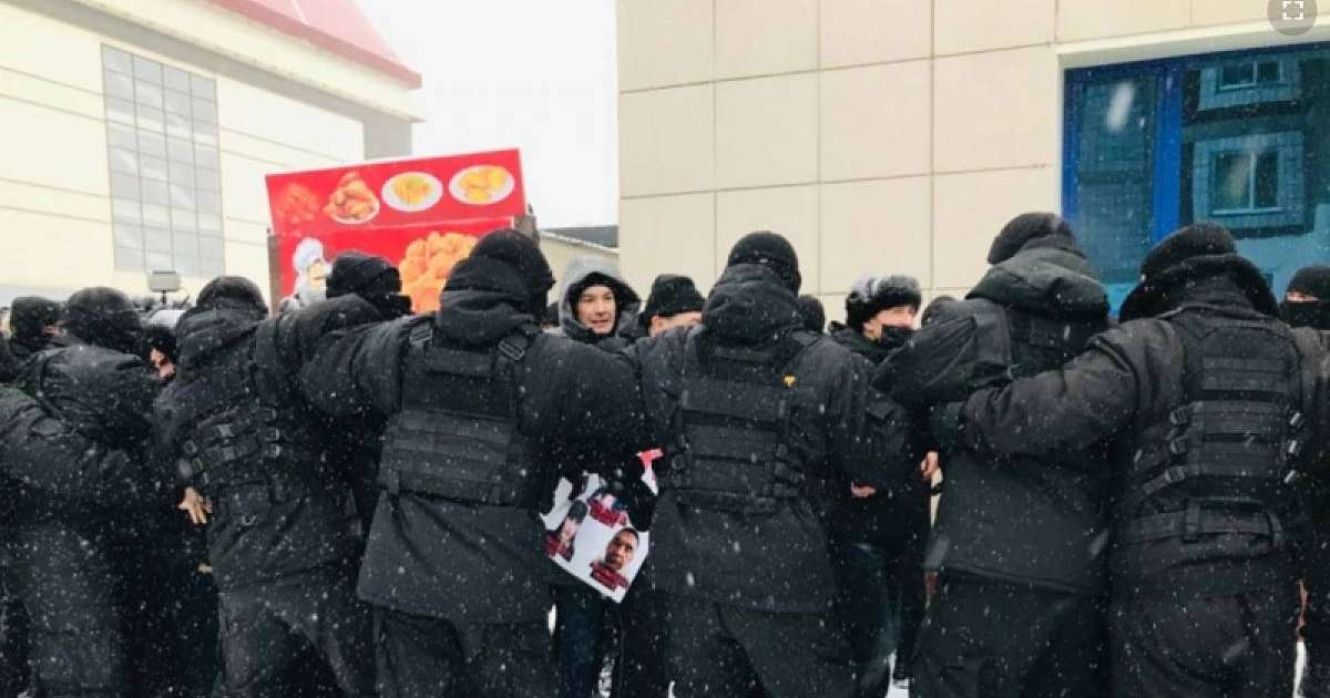 Нұр-Сұлтан мен Алматыда арнайы жасақ наразыларды "кеттлингке" алды