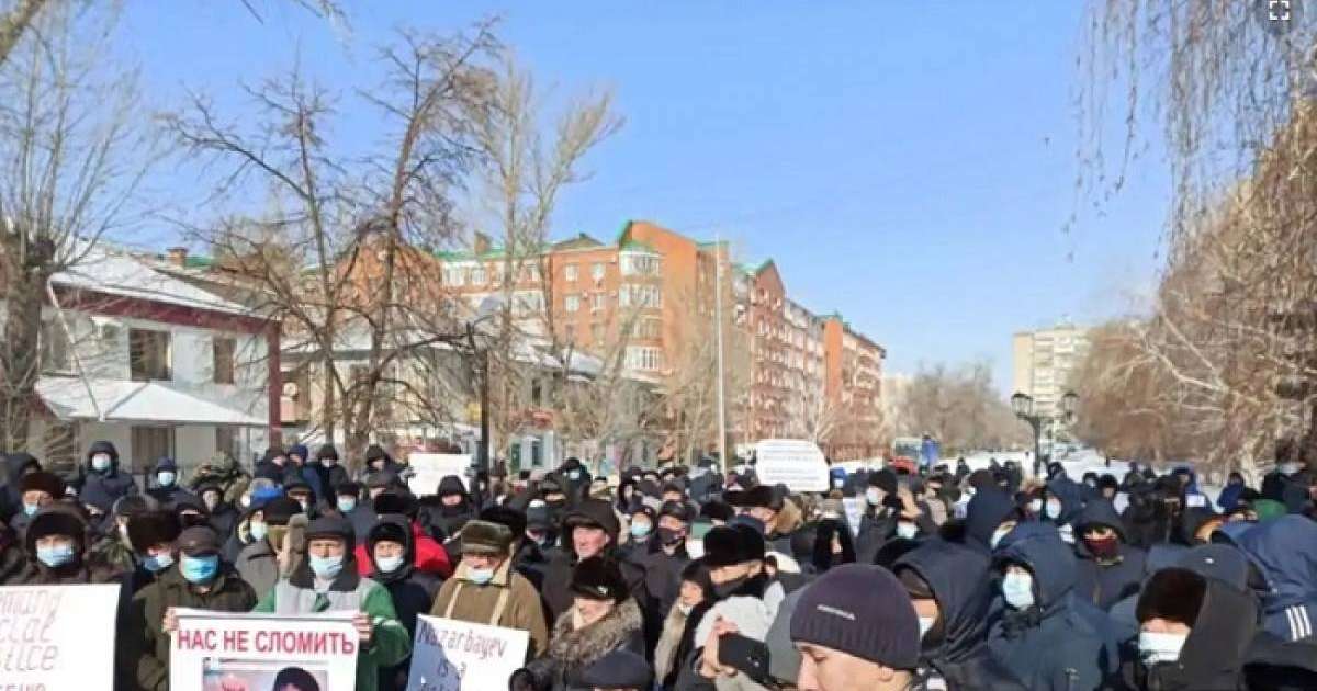 "Назарбаев – диктатор", "Шал, кет!" Оралда билік мақұлдаған митинг өтті