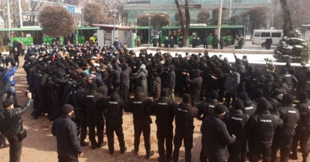 Алматыда митинг кезінде екі әйелді жедел-жәрдем алып кетті