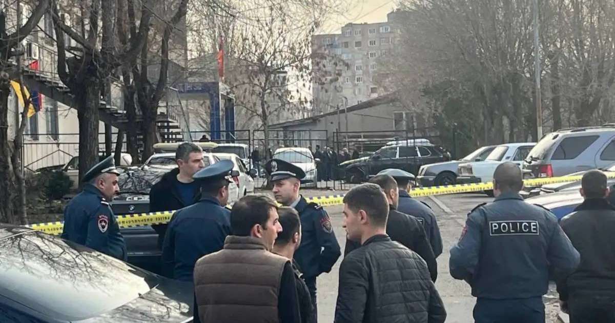 Ереванда полиция бөлімшесіне қарулы адамдар басып кірді