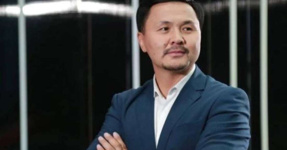 «Қатты қызғанамын»: Әнші Досымжан Таңатаров неге әйелін жасырып жүргенін айтты