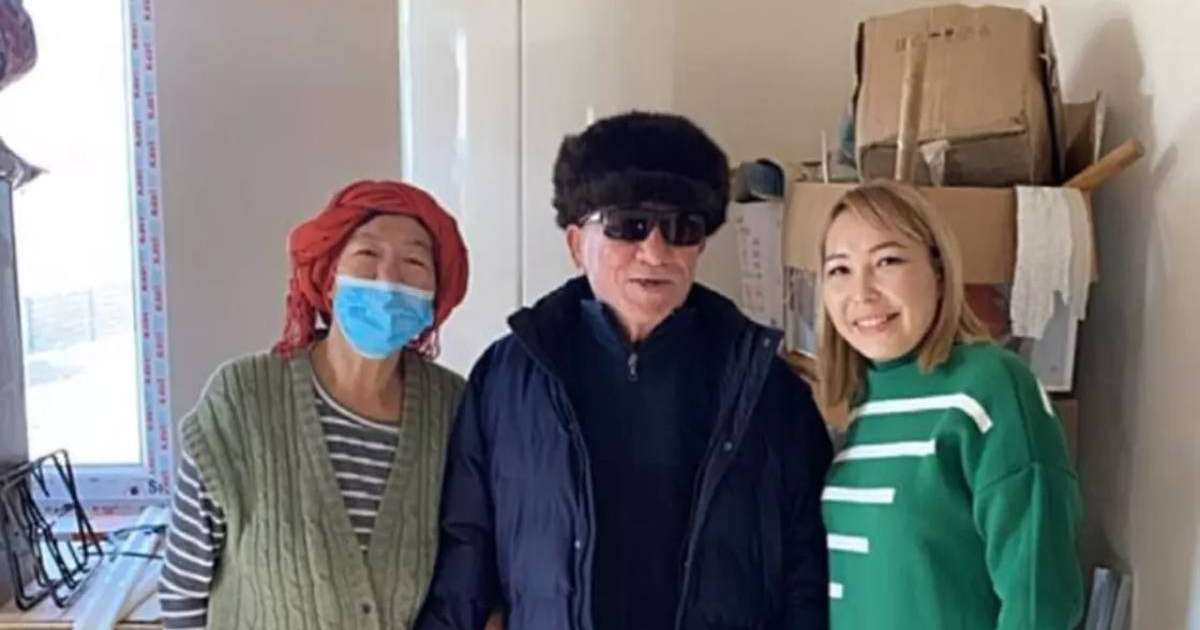 Шымкентте зағип қарияның әйелі мен балдызы қыстың суығында өз күшімен үй тұрғызды (фото)