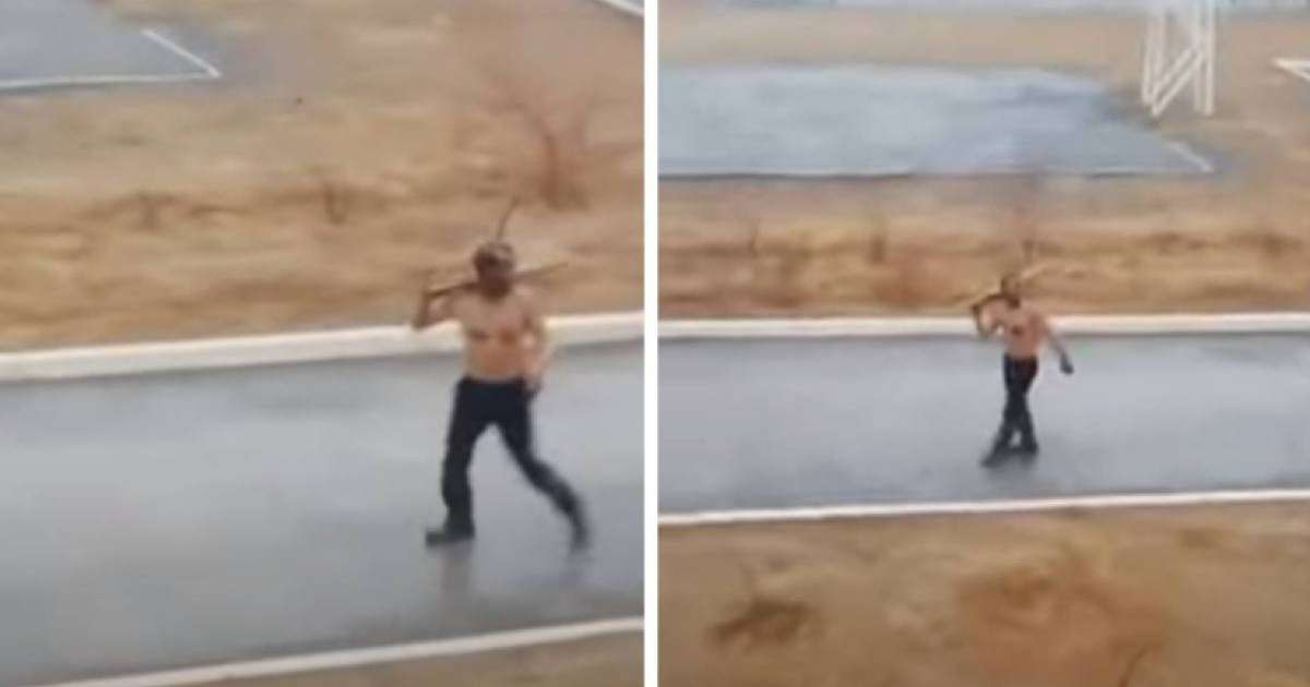 "Қараңдар, маньяк!": Атырау облысында мектепке кіріп келген жартылай жалаңаш, денесі қан ер адам оқушыларды шошытты