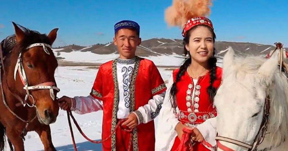 Легинстері бар үлкен жопа қыз