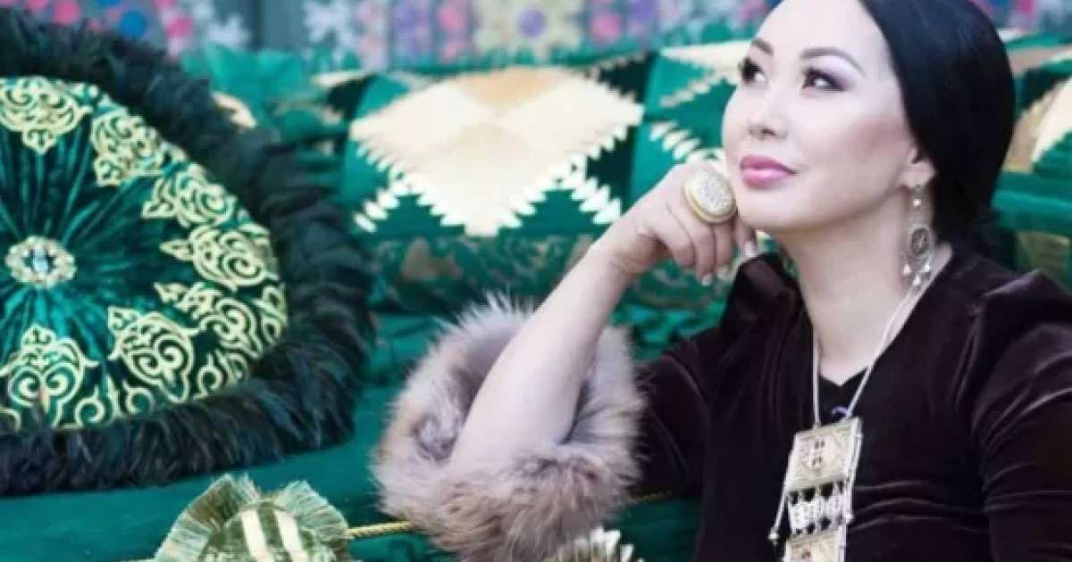 "Қолыма алтын сағат тақты": Қарақат Әбілдина халық әртісі Мақпал Жүнісоваға арнап жазба жариялады