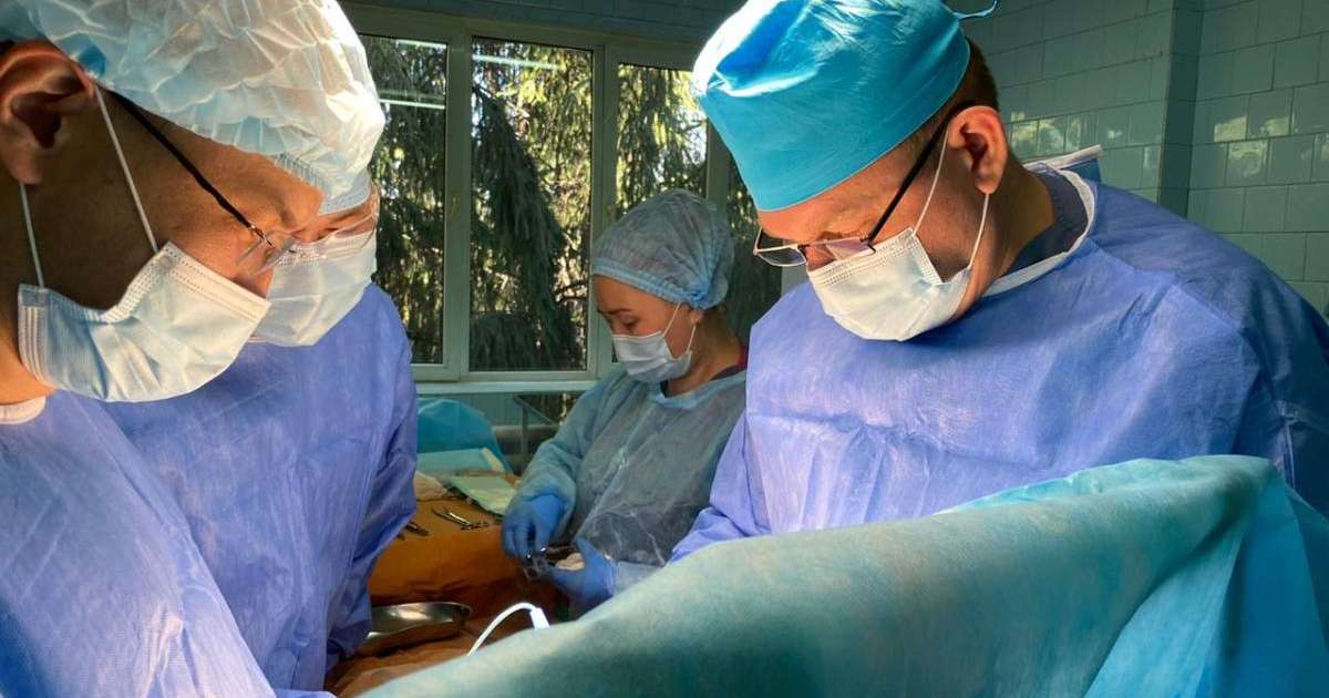 Педиатрия орталығы дәрігерлері сирек кездесеті ауруы бар балаларға ота жасады