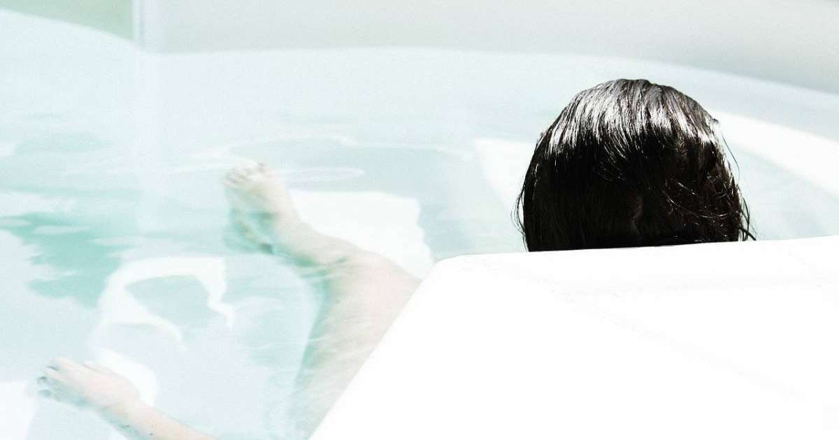 Жуынатын бөлмеге телефон алып кірген оқушы қыз ажал құшты