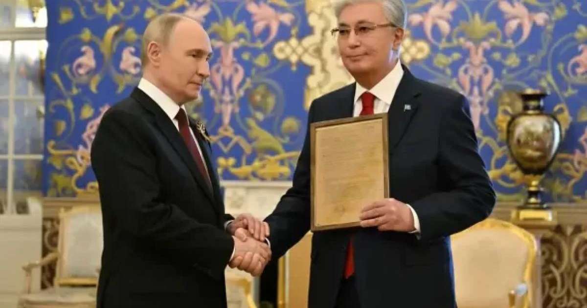 Путин Қасым-Жомарт Тоқаевқа әкесінің марапат парағын табыстады