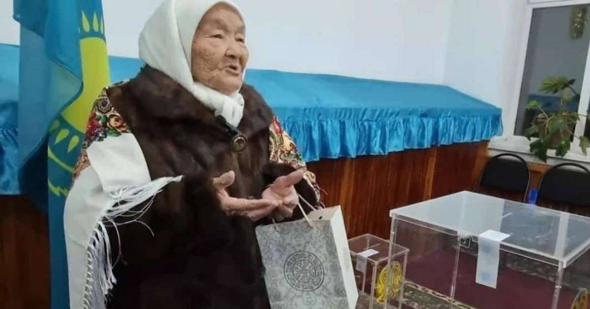 100 жастағы әжей сайлау учаскесінде бірінші болып дауыс берді