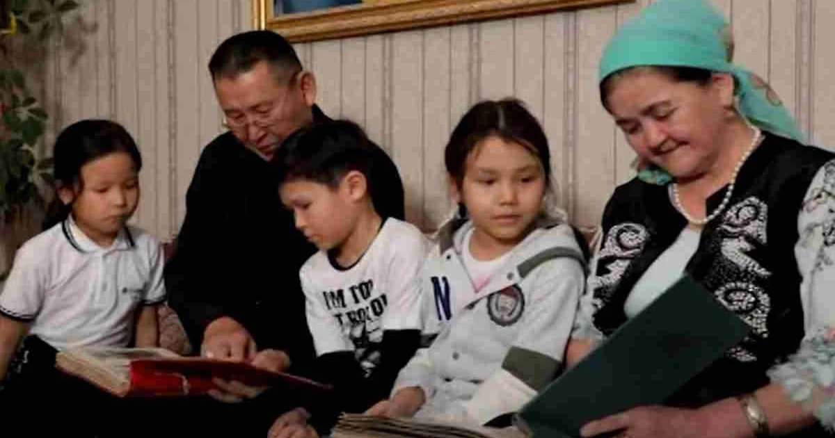 "Димаш Құдайбергенді мысалға келтіруге болады": Қазақстандықтар тұңғыш баланы ата-апасының тәрбиесіне беру жөнінде дауласты