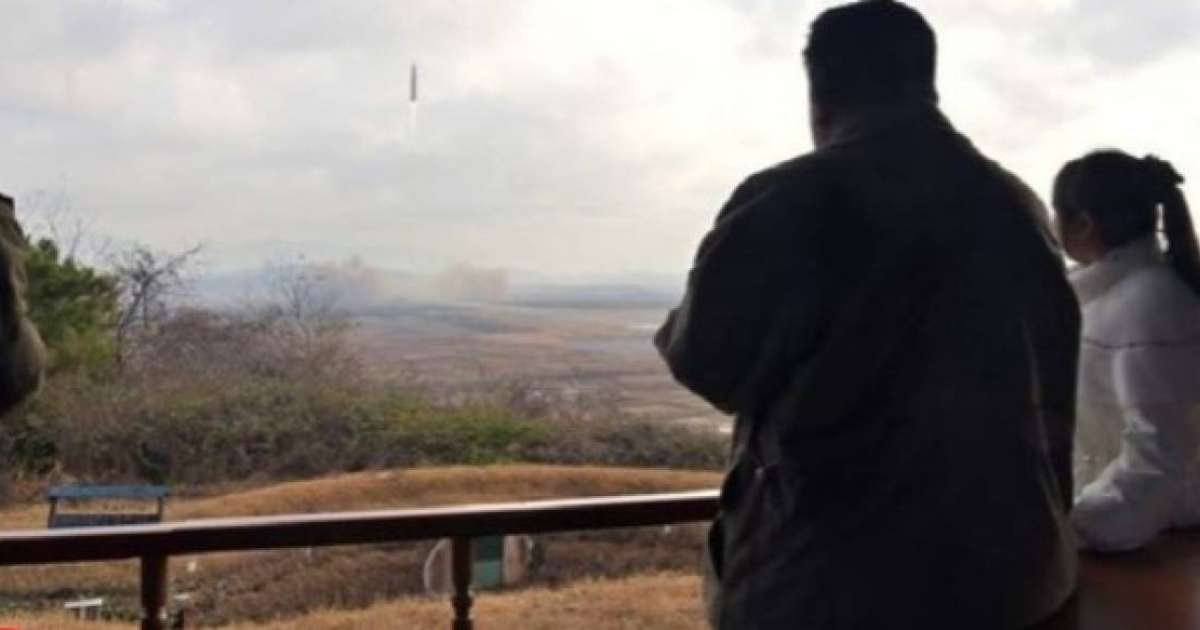 Ким Чен Ын алғаш рет көп алдына қызын алып шықты