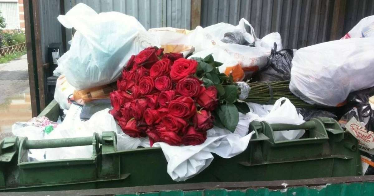 "Қыздар арам екенсіңдер": Қазақ жігіттері 8 наурызда тарту еткен сыйлықтарын сатып жіберген аруларға ренішін айтты