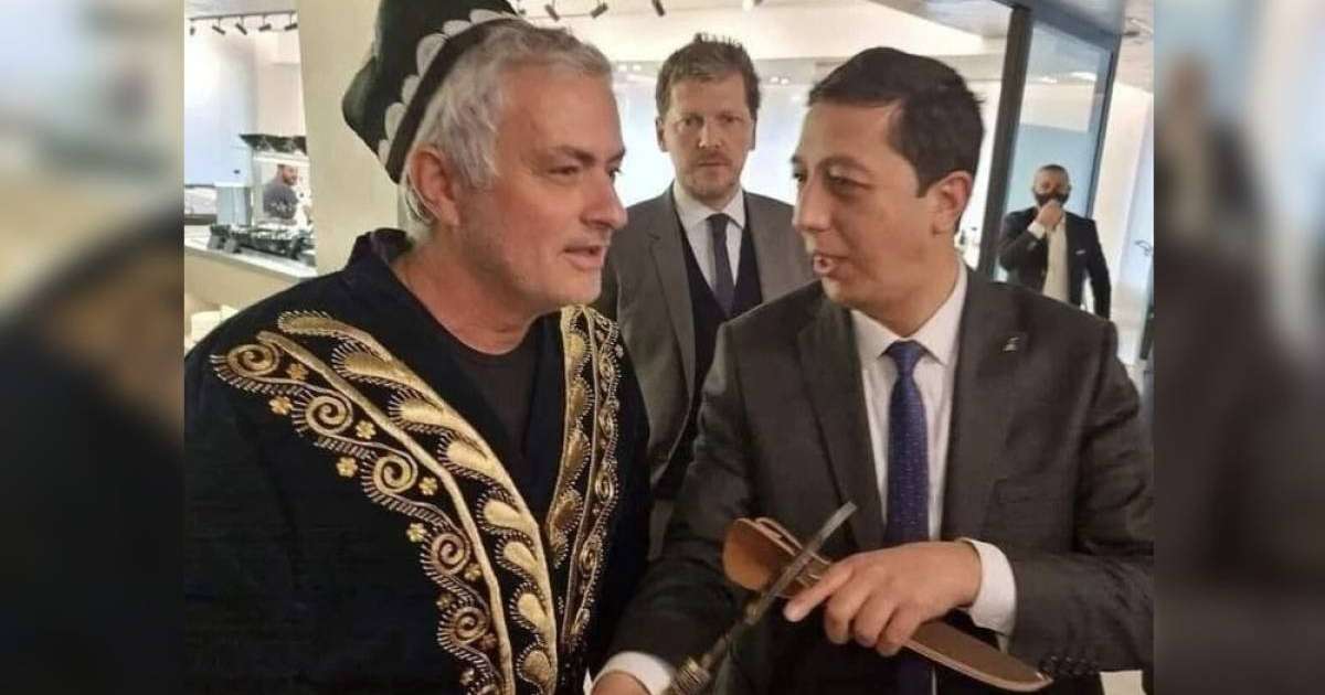 Жозе Моуринью өзбек шапанын киді