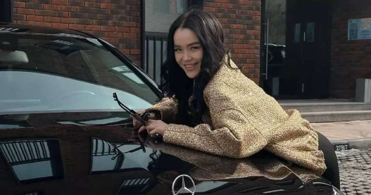 Футболшы Еркебұлан Сейдахмет әйеліне қымбат көлік сыйлады (видео)