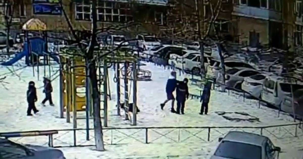 63 жастағы кейуана немересіне жабылған үш баланы ұрып тастады (видео)