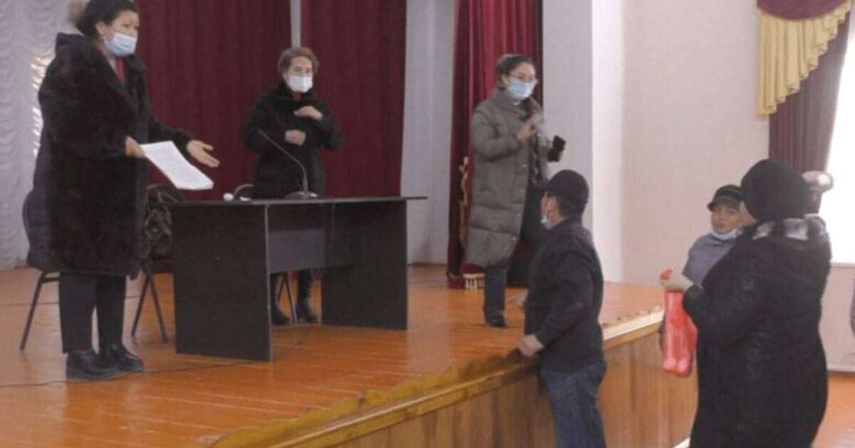 Қызылорда облысында екпеге қарсы әйел дәрігерлерге жұмыртқа лақтырды (ВИДЕО)