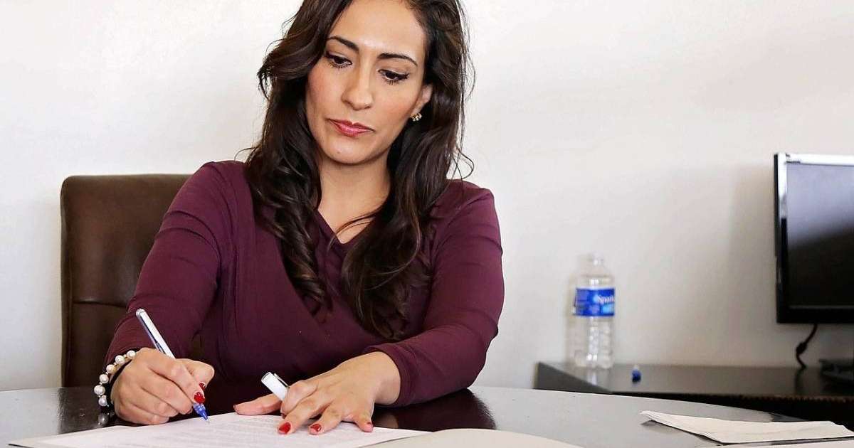 Көшелерге күйеуі мен туыстарының есімін берген шенеунік әйел жұмысынан қуылды — Мысыр