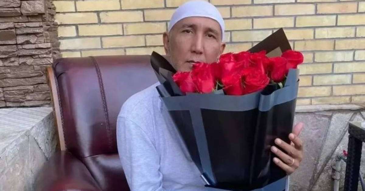 Өзбек әншісі Атхамбек Юлдашев Қызылордадағы тойда халыққа ақшадан шашу шашты (видео)