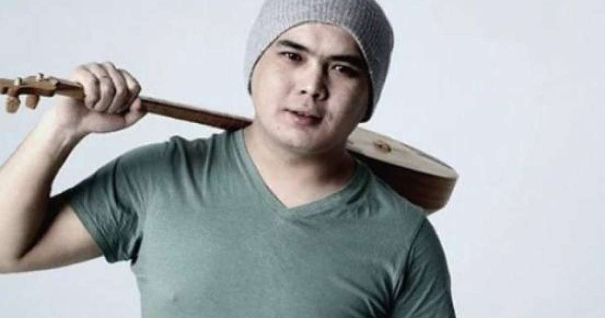 «Есесіне шетелдікке күйеуге шықпады»: Жан Ахмадиев отбасылы еркектен екіқабат боп қалған әпкесін мақтады 