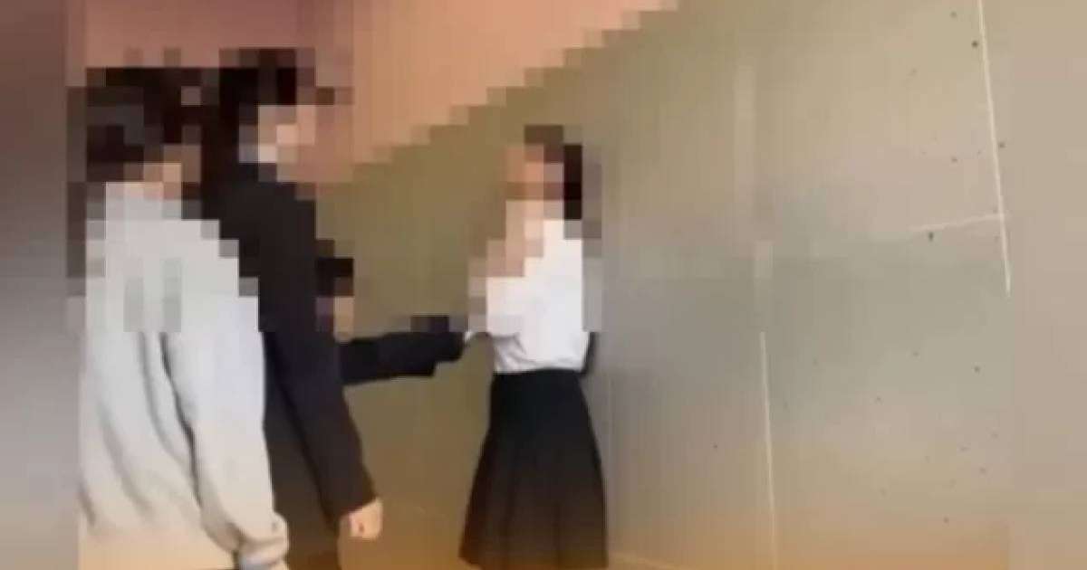 Ақтауда оқушы қыздар бірі-бірі талдырып, ойнап жүр: Білім басқармасы түсініктеме берді (ВИДЕО)