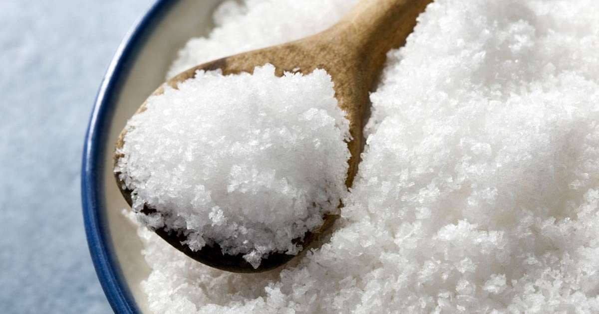 Таразда түсірілген видео: Кейіпкер үйіне тұз үйіп, қарғыс айтады