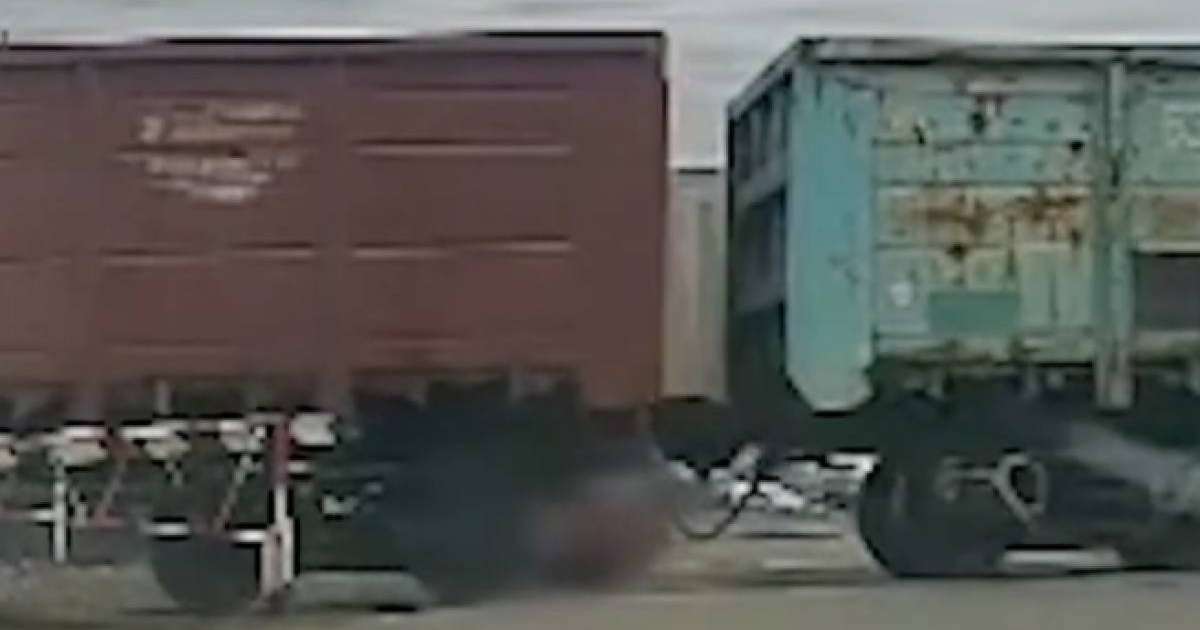 Семейде әйел адамды жүк пойызы басып кетті (ВИДЕО)  