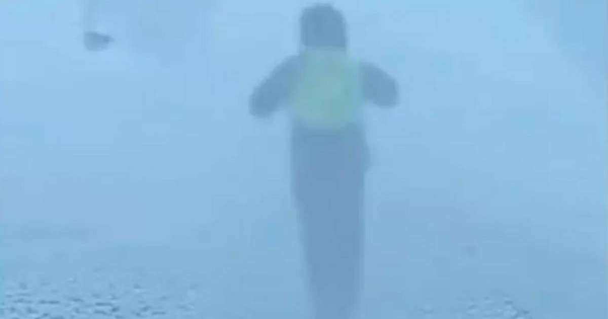 Боранда көліктерге жүгіріп жүріп жол көрсеткен полицей желі қаһарманына айналды