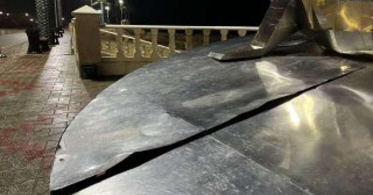 Ақтауда вандалдар итбалықтың мүсінін қиратты