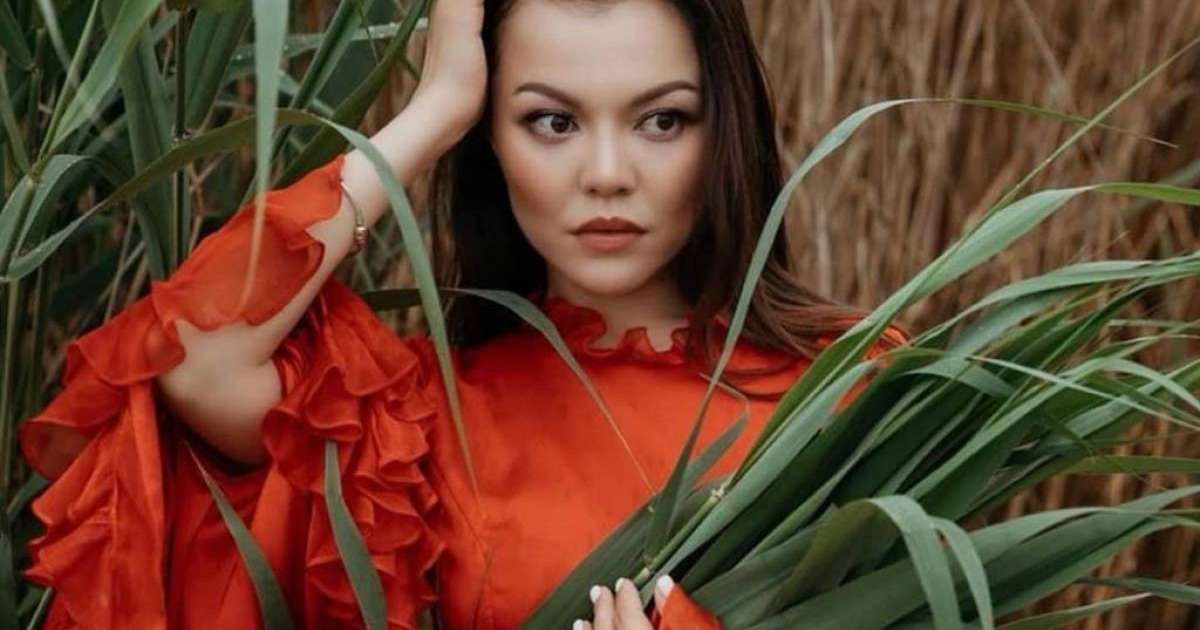 «Сүйісудің атасын көрсететін едік»: Жарқынай күйеуімен ашық сахнаға түскен актрисаға хабарласып, сөз естіп қалған