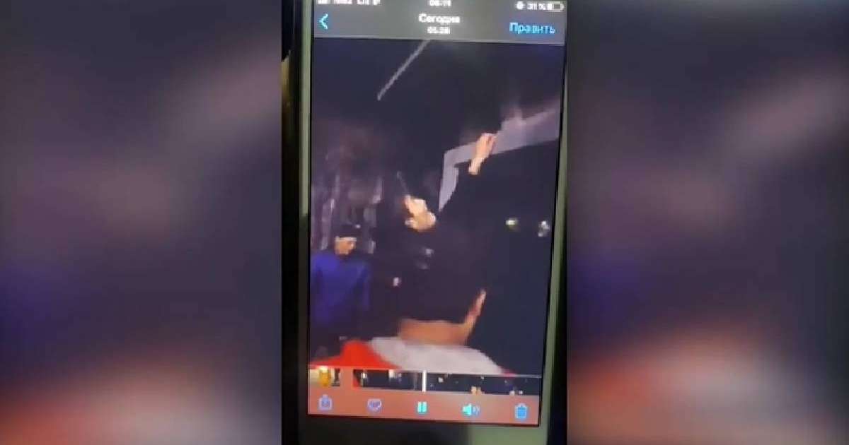 Шымкентте екі жігіт аялдама әйнегін сындырған (видео)