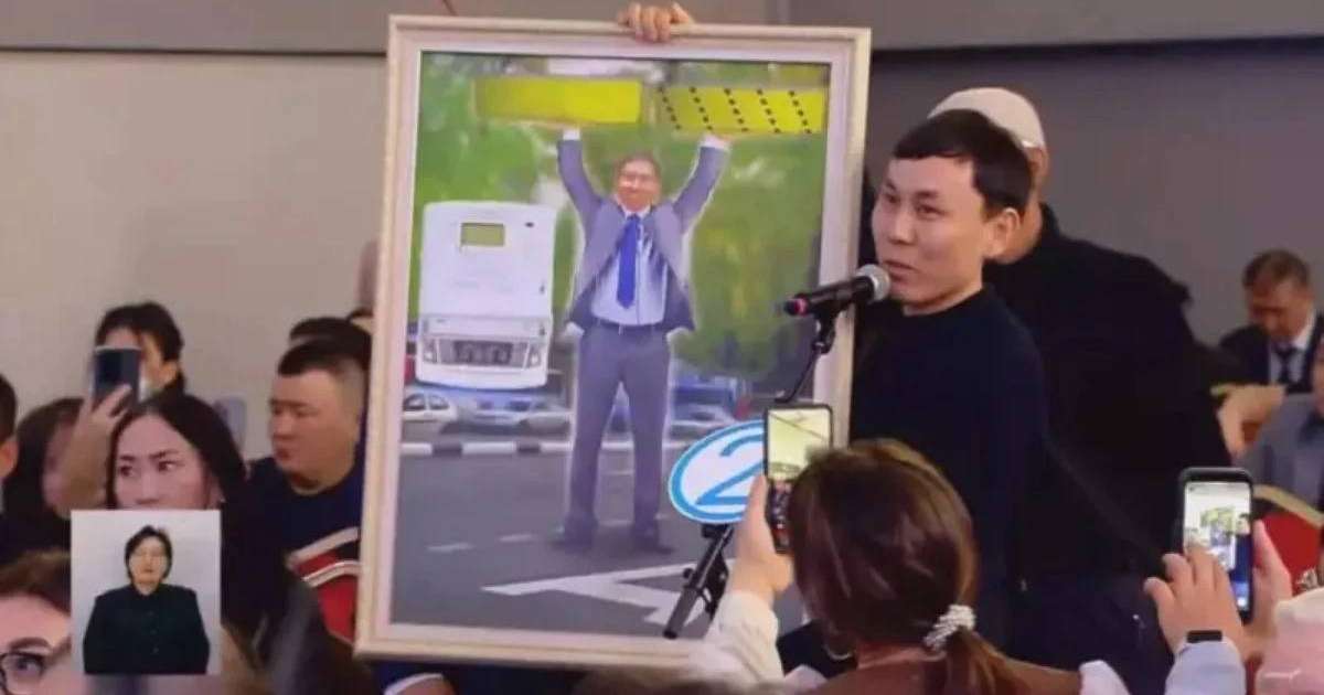 "Сен мен үшін жеккөрінішті болдың": Алматы әкімі өзіне портрет сыйлаған жігіттен кешірім сұрады