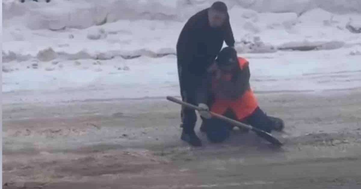 Астанада аула сыпырушыға күш көрсетіп, тізерлетіп кешірім сұратқан ер адам қамауға алынды