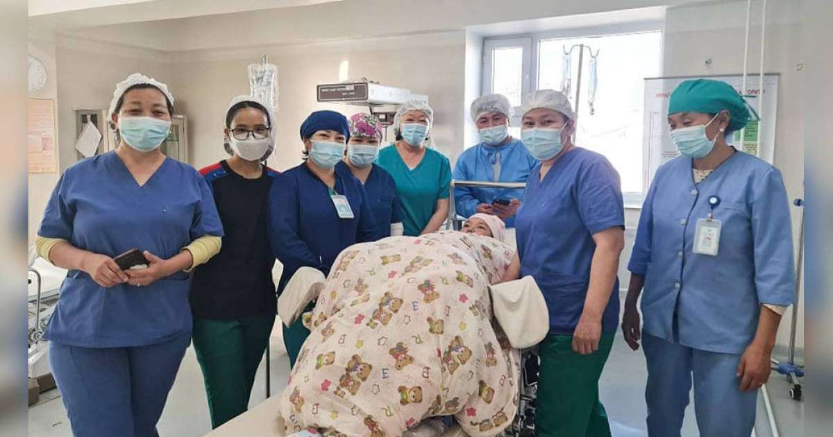 Егіздің анасы үшем туды: әрқайсына мың доллардан жәрдемақы төленеді