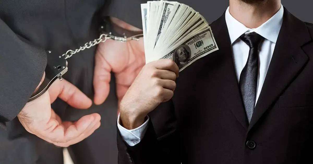 Екібастұзда ТЖД бастығы пара аламын деп сотталып, бүкіл атақ-абыройынан айырылды