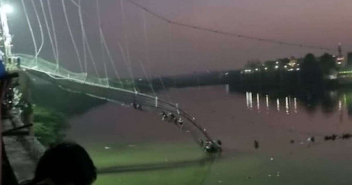 Үндістанда аспалы көпір қирап, 30 адам қаза тапты