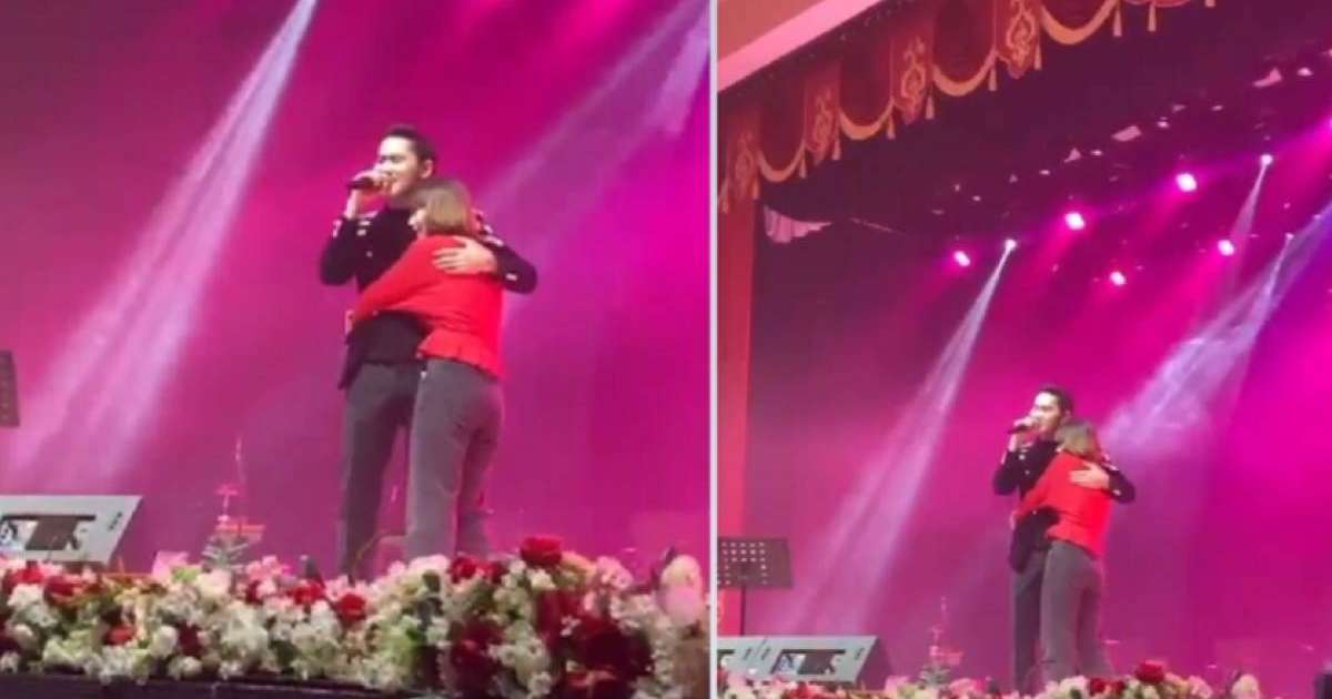 Бойжеткен сахнада ән айтып тұрған Қуандық Рахымды құшақтап жібермей қойды (видео)