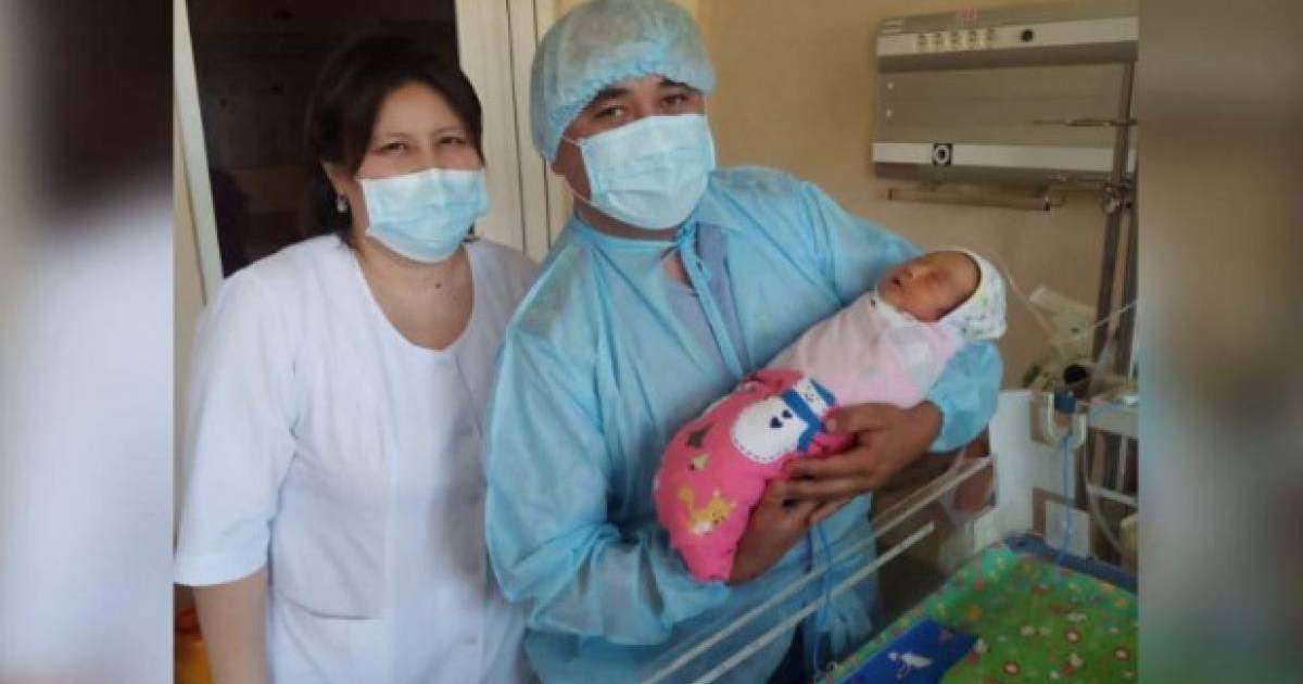 Дәрігер көшедегі әжетханадан табылған сәбидің жағдайы туралы айтты