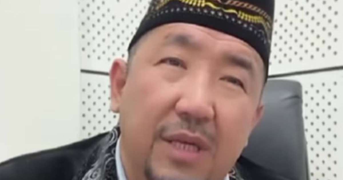 "Ол сауап емес, күнә": Имам анасының аяғын жуып, желіге жүктейтіндерге ескерту жасады