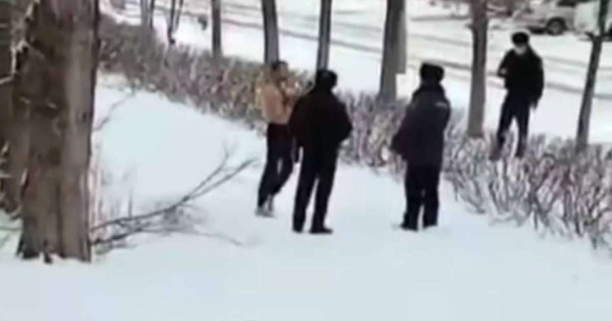 Өскемен көшесінде қан-жоса болып жүрген ер адам жұрттың үрейін ұшырды (видео)